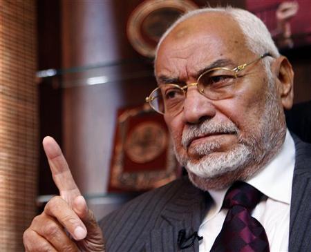 المحكمة تخرج عاكف من القفص للعلاج بعد إصابته بإرهاق