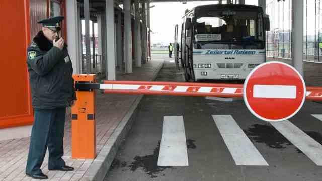 أوكرانيا تفرض قيودًا صارمة على دخول الروس لأراضيها