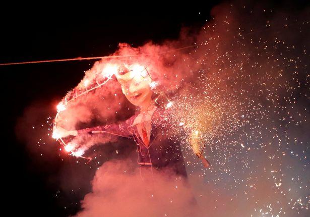 المكسيك تحرق “التمثال ترامب” في احتفالات عيد الفصح