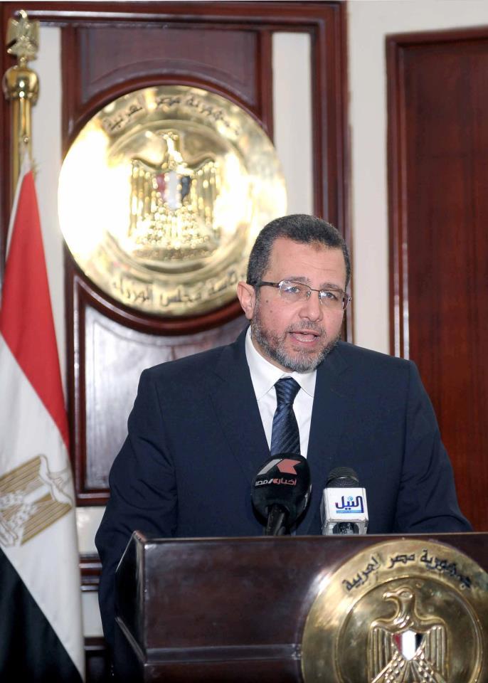 “قنديل” يأمر بتوفير الدعم للجنة استرداد الأموال المهربة