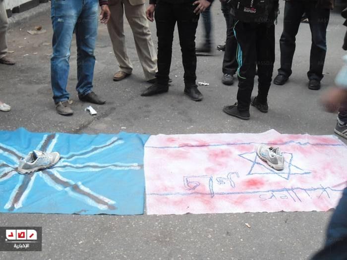 نشطاء يحرقون علم بريطانيا وإسرائيل أمام السفارة البريطانية