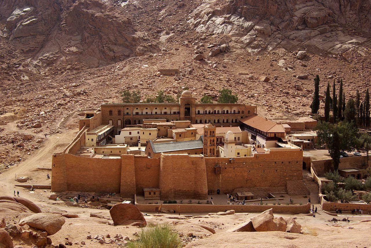 مقتل مجند وإصابة أربعة آخرين في هجوم إرهابي على دير “سانت كاترين”