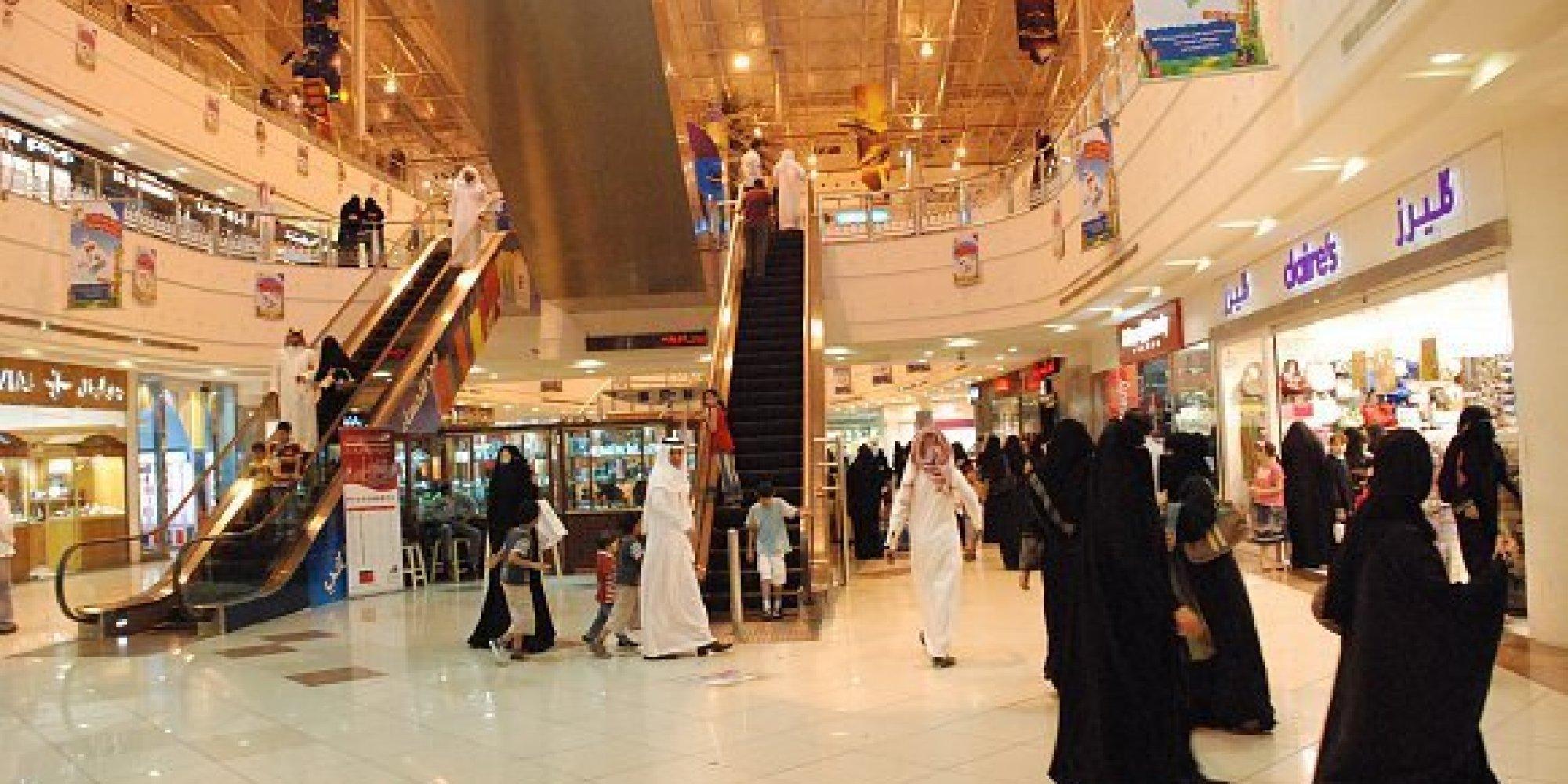 السعودية تحظر عمل الأجانب في “المولات”.. وتقصره على مواطنيها