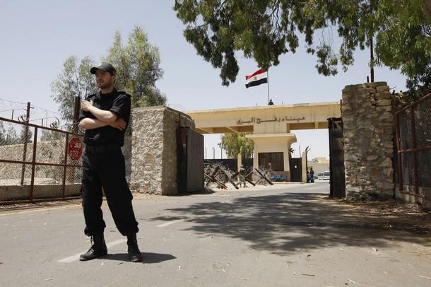 عبور وفد جزائري وإدخال 12 سيارة للمعاقين إلي غزة