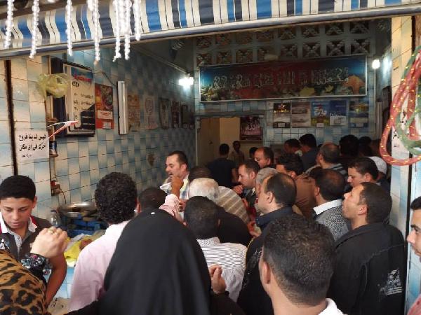 مع حلول شم النسيم .. ازدحام على محلات الفسيخ في مدينة نبروة