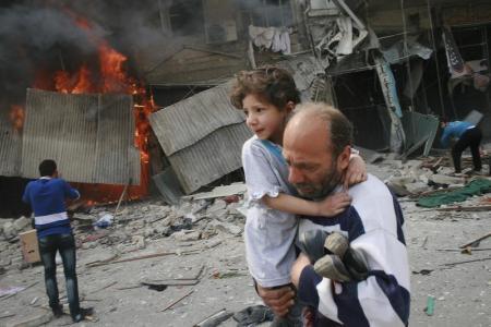 مقتل العشرات فى غارات جوية بحلب