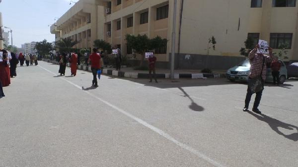 وقفة لطلاب جامعة الفيوم تحت عنوان ” مـــافيش “