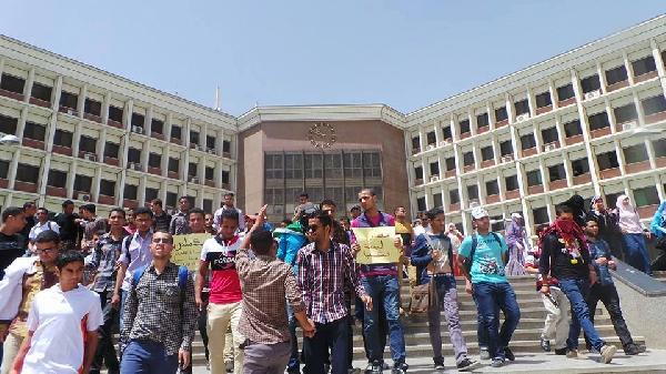 مسيرة بجامعة أسيوط تحت شعار “الجامعة مش تكية”