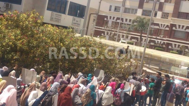تظاهرة لحركة “سادة” بالمجمع الطبى بجامعة الإسكندرية