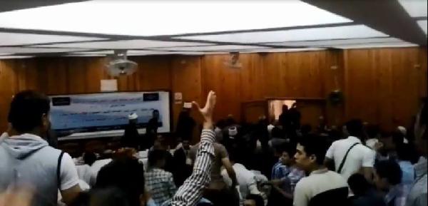 طلاب الأزهر بدمنهور يطردون المحافظ ومبعوث المفتي