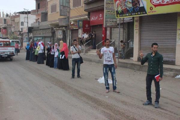 سلسلة بشرية رافضة للانقلاب في “مزغونة” بالجيزة