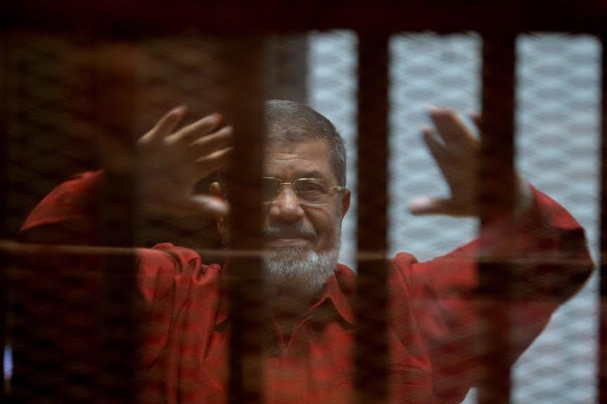 تأجيل النطق بالحكم على “مرسي” في قضية “التخابر مع قطر” إلى 7 مايو