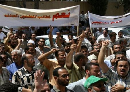 تظاهرة لمعلمي العقد المؤقت أمام مديرية التعليم بالشرقية