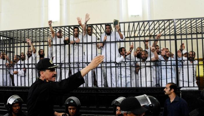 تأجيل النطق بالحكم على “بديع” و738 شخصًا في “أحداث رابعة” لـ10 مايو