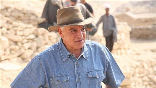 التحقيق فى بلاغ يتهم حواس بامتلاك 14 مليون دولار بأمريكا