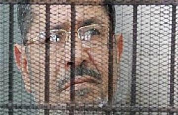 تأجيل محاكمة “مرسي” في “اقتحام السجون” لـ٣٠ إبريل