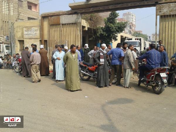 بني سويف .. عمال النظافة يحتجون على العقود المزيفة