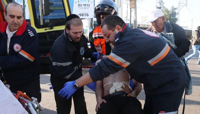 العثور على مستوطن إسرائيلي مطعون ومقيد داخل صندوق سيارة في القدس