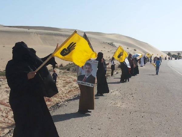 أهالي “البنائين” بكفر الشيخ ينظمون سلسلة بشرية تندد بالانقلاب