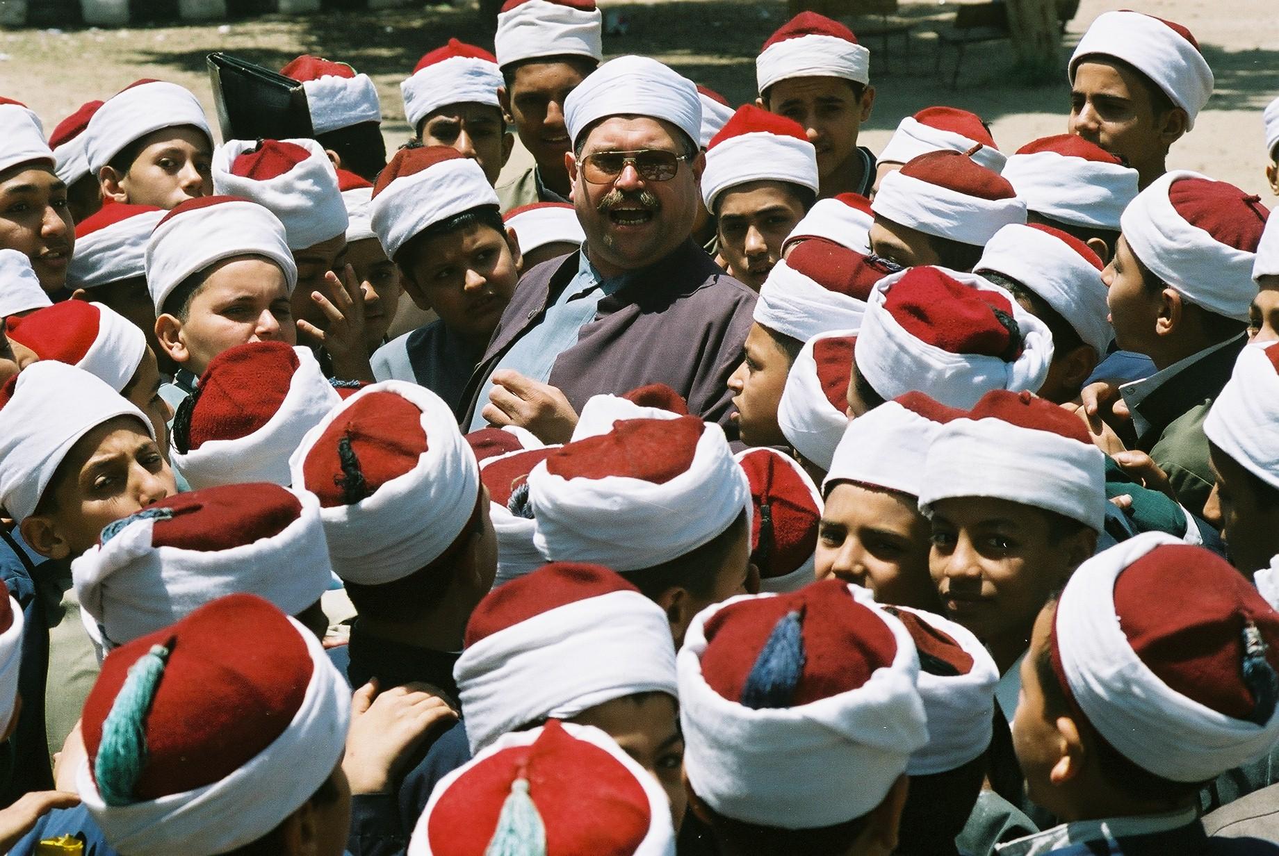دور العسكر في تجريف وتهميش الأزهر!