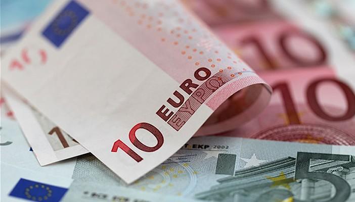 الدولار يتراجع.. واليورو ينزل عن أعلى مستوياته بأسبوعين