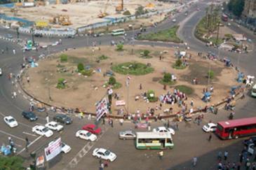 العشرات بالتحرير يتظاهرون ضد وزير الإعلام