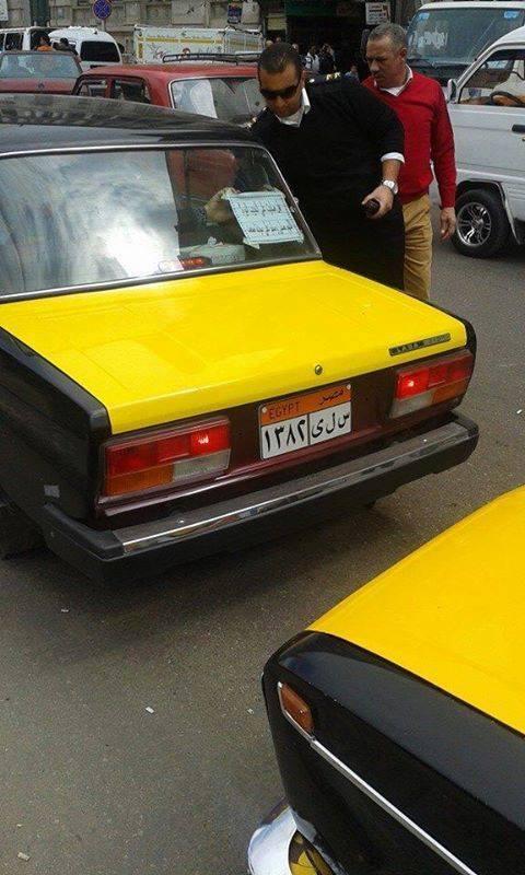 داخلية الانقلاب تنزع ملصقات دينية من السيارات بالإسكندرية