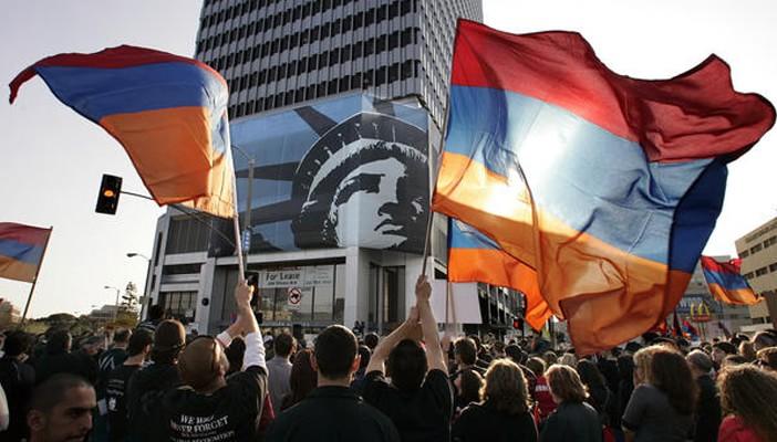 فى ذكرى “الإبادة المزعومة”.. الأرمن يحرقون العلم التركي