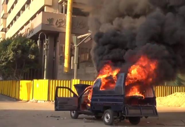 مجهولون يشعلون النيران في سيارة شرطة بمحيط الإتحادية