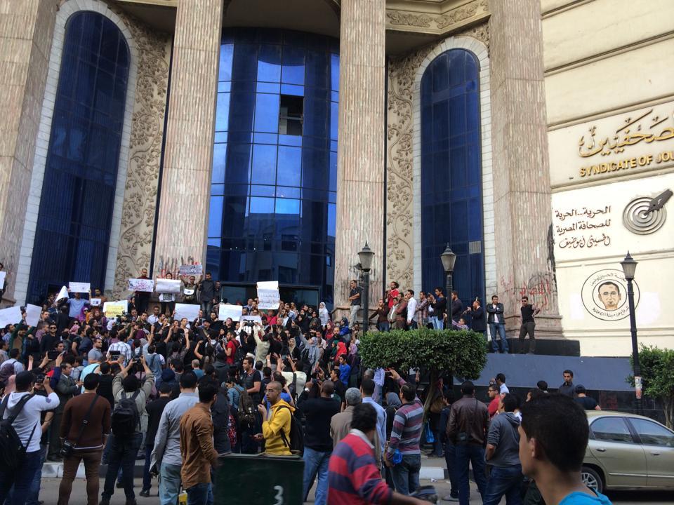 عشرات الصحفيين يردون على حصار الأمن للنقابة بلعب الكرة