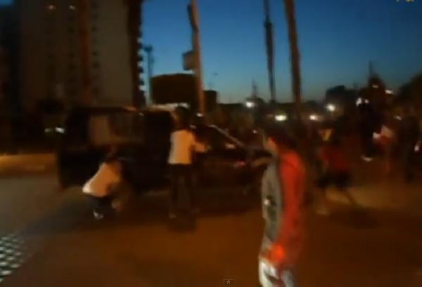 بالفيديو .. ضرب وسحل ضابط بالإتحادية