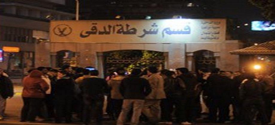 قوات الأمن تعتدي على المحامين بالضرب أمام قسم الدقي