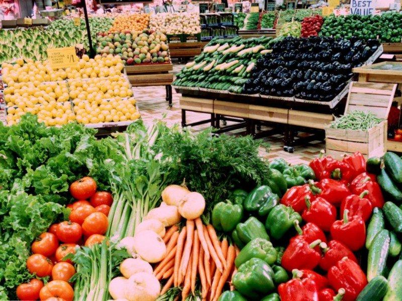 تعرف على أسعار الخضار والفاكهة بسوق العبور
