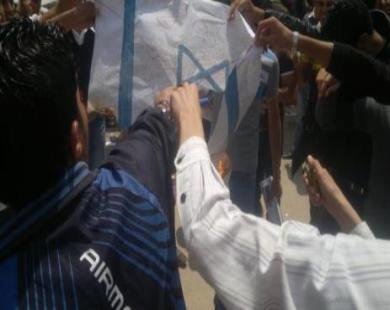 حرق العلم “الإسرائيلي” ضمن فعاليات يوم الأسير ..بكفر الشيخ