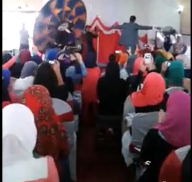 فيديو ..مدرس يستعين بأغان شعبية ورقص التنورة لتلقين طالباته