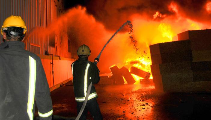 إصابة 17 عاملا باختناق في حريق هائل بمصنع كرتون في المنوفية