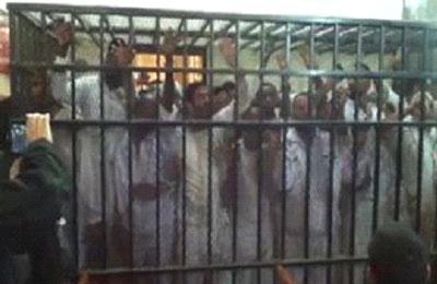 “فيديو.. معتقلون يهتفون لضباط:”شوف البيه..مراته بتلعب كراتيه