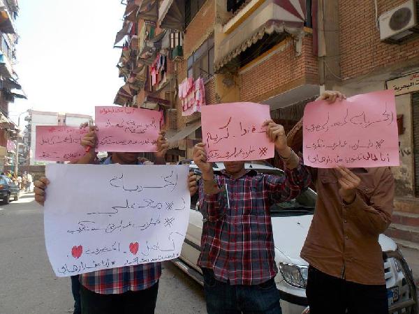 وقفة لطلاب مدرسة عبد الرحمن شكري في بورسعيد رفضا لاعتقال زملائهم