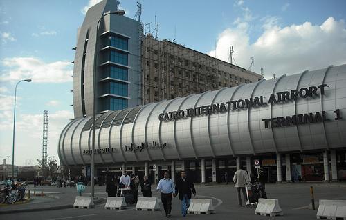 حجز سيدتين بمطار القاهرة للاشتباه في إصابتهن بـ”كورونا”