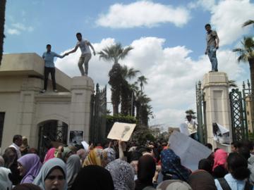 مدير المدن الجامعية يستقيل من منصبه ويؤكد الطلبة “مفترية”