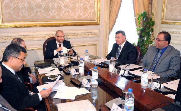 قنديل يناقش جهود الحكومة لجذب الاستثمارات المحلية والأجنبية