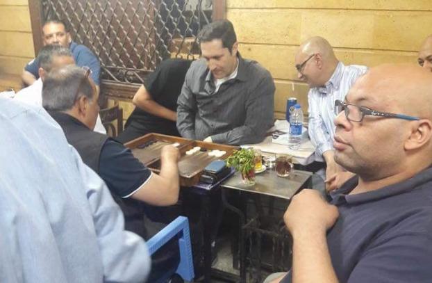 “علاء مبارك” يثير الجدل بظهور جديد في مقهى بإمبابة