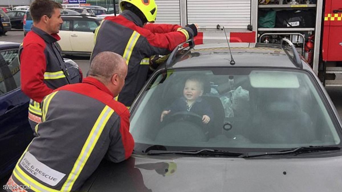 رضيع يحبس نفسه في سيارة أمه ويضحك مع رجال الإطفاء من خلف الزجاج