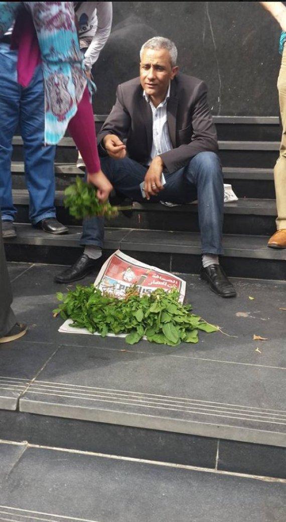 بالصور.. عضو في “الصحفيين” يبيع “جرجير” اعتراضًا على اقتحام النقابة