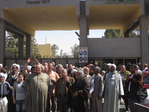نجع حمادي .. عمال مصنع الالومنيوم يحتجون على فصل عنابر من المصنع