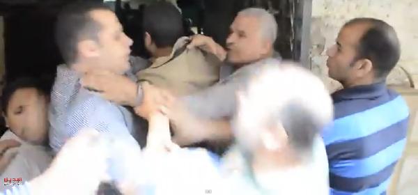 بالفيديو.. صاحب مخبز يعتدي على أمن وزير التموين لرفضه فتح المخزن