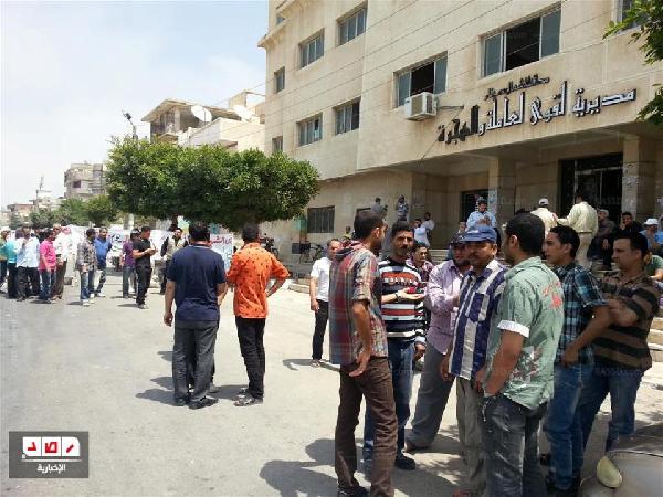 اعتصام عمال شركة “أسيك” أمام مديرية القوي العاملة بالعريش