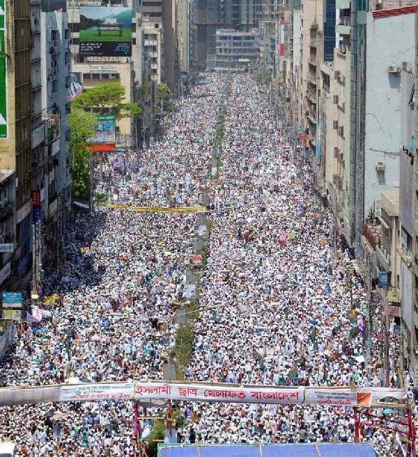 بالصور..الثورة الإسلامية ببنجلاديش تقدم 2500 شهيد