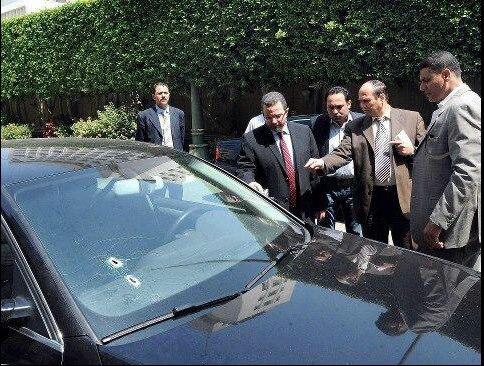 بالفيديو..ضباط الشرطة مرافقين لقنديل : ما حدث محاولة اغتيال