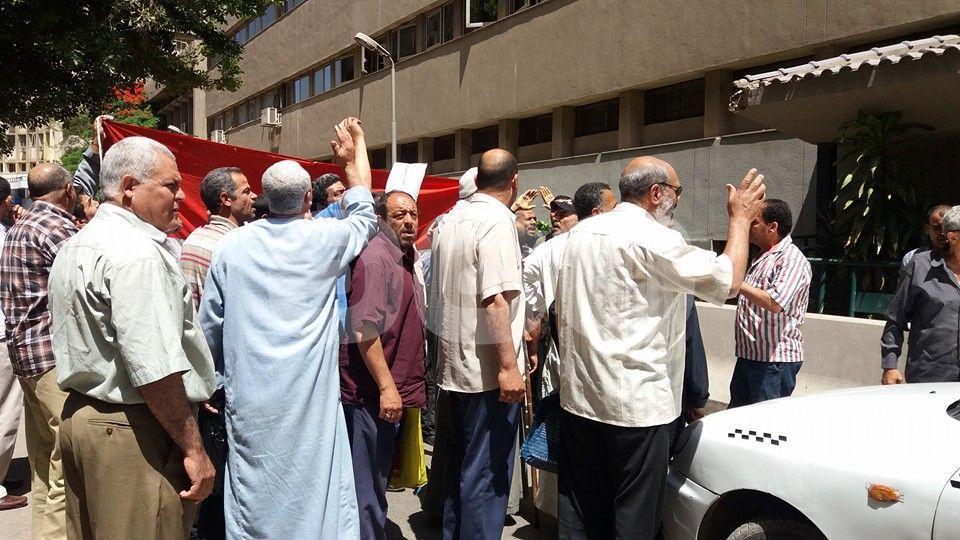 بالصور.. وقفة احتجاجية للعاملين بـ”حليج الأقطان” أمام مجلس الوزراء